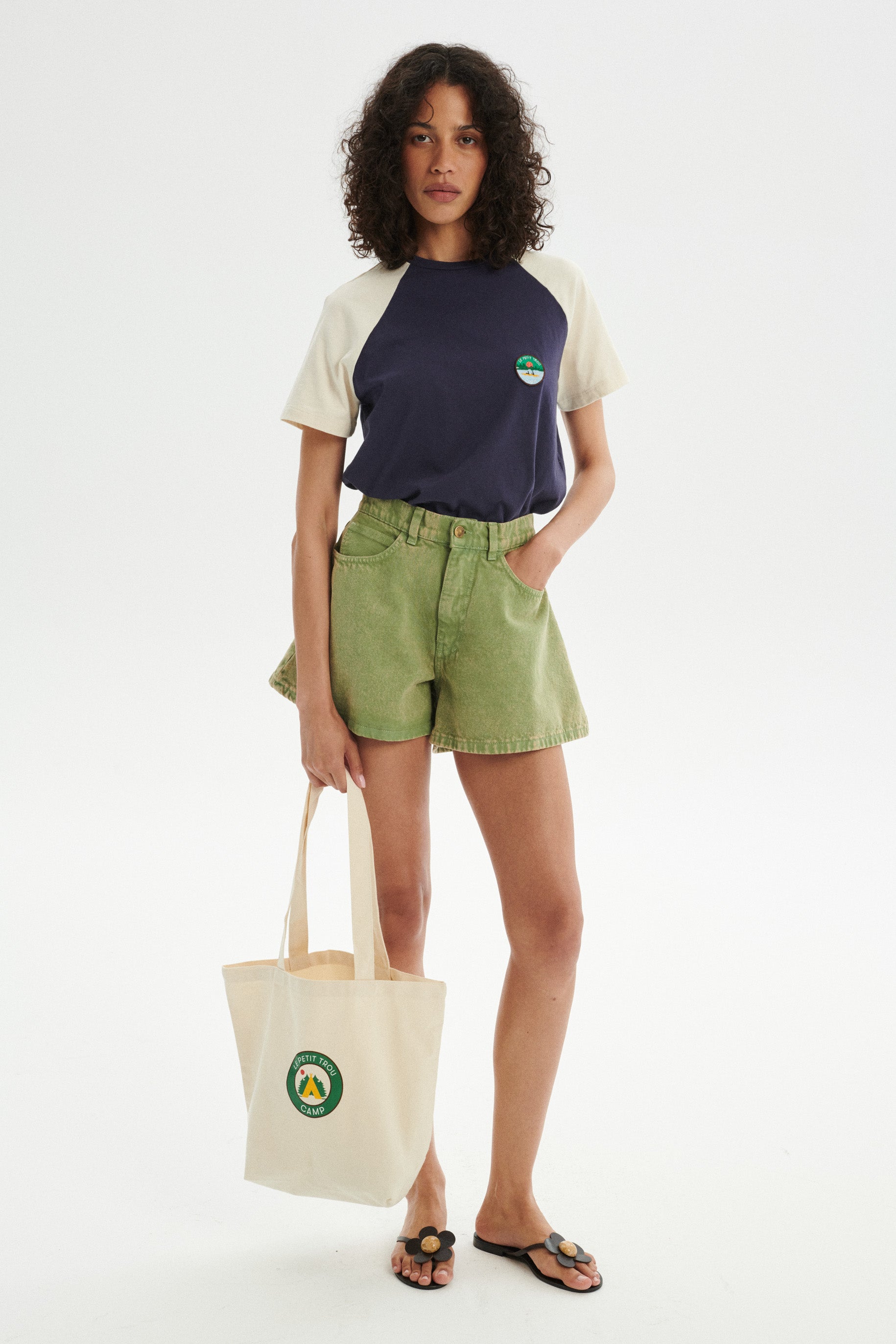 Camp T-shirt z organicznej bawełny z naszywką